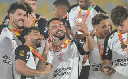 Corinthians ironiza Vasco nas redes sociais com referência ao fotógrafo do clube: “Vice…”