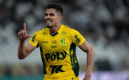 Corinthians oferece jogador em troca por Lucas Ramon e busca superar o São Paulo na negociação