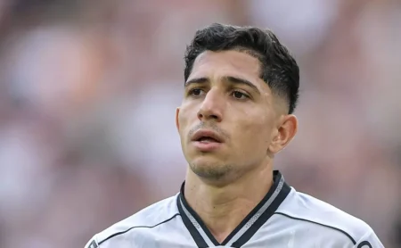 Corinthians acerta salários de R$ 800 mil com Savarino e negocia liberação com o Botafogo