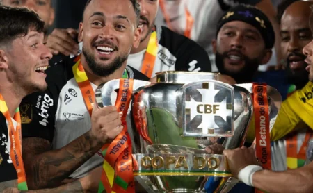 Corinthians prioriza renovação de Maycon no fim do ano