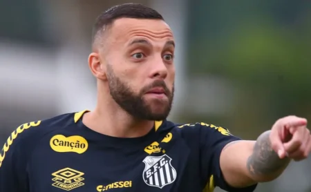 Crespo aprova nome pela polivalência e São Paulo avalia proposta por Guilherme, do Santos Crespo aprova nome pela polivalência e São Paulo avalia proposta por Guilherme, do Santos