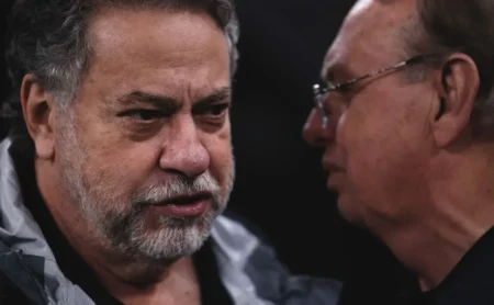 Crise no Morumbi: Oposição articula afastamento de Julio Casares no São Paulo Crise no Morumbi: Oposição articula afastamento de Julio Casares no São Paulo