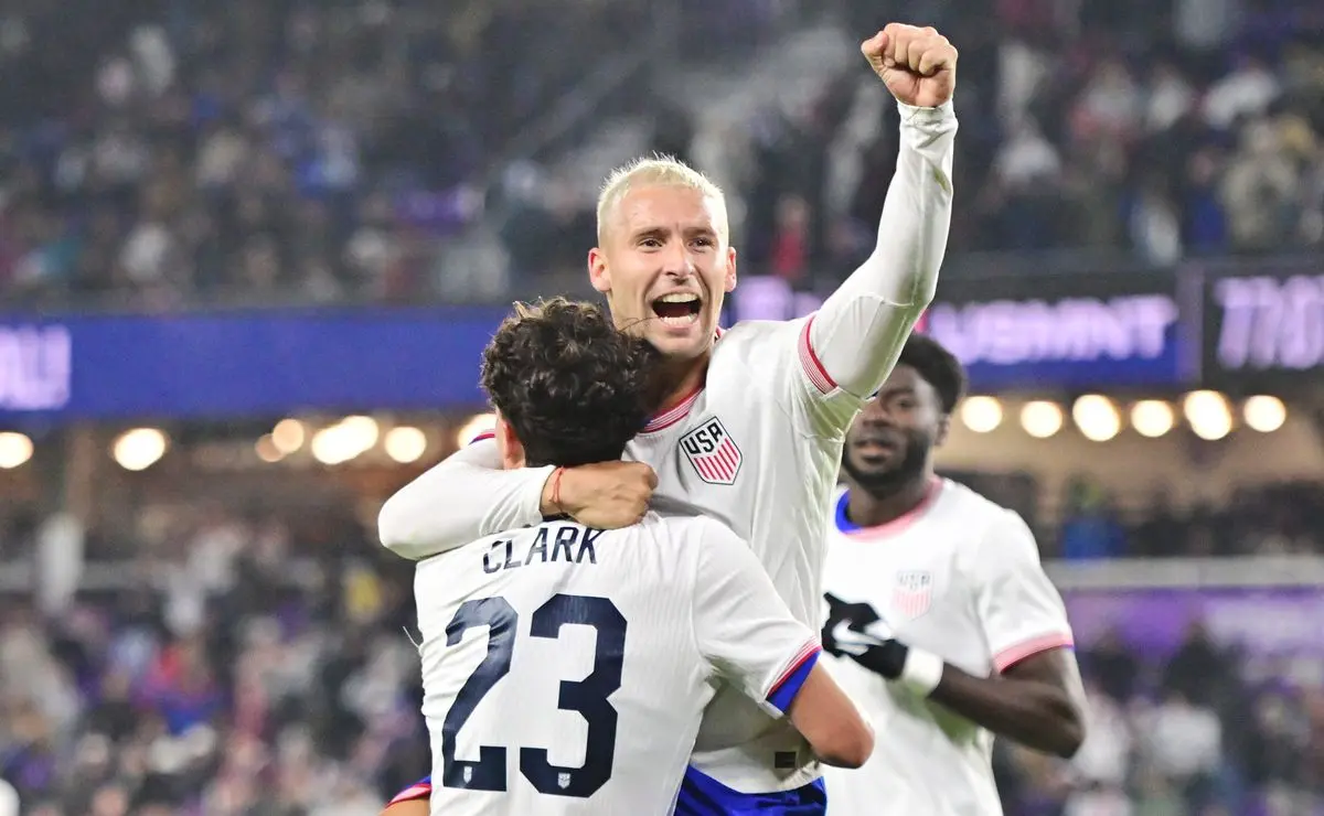 Cruzeiro apresenta proposta para contratar meia norte-americano Matko Miljevic, do Huracán-ARG Cruzeiro apresenta proposta para contratar meia norte-americano Matko Miljevic, do Huracán-ARG