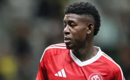 Cruzeiro busca zagueiro no mercado após negociação por Vitão não evoluir