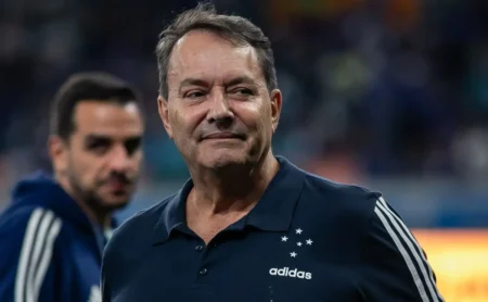 Cruzeiro demonstra interesse em Murilo, do Palmeiras, e afasta rumores sobre Vitão. Cruzeiro demonstra interesse em Murilo, do Palmeiras, e afasta rumores sobre Vitão.