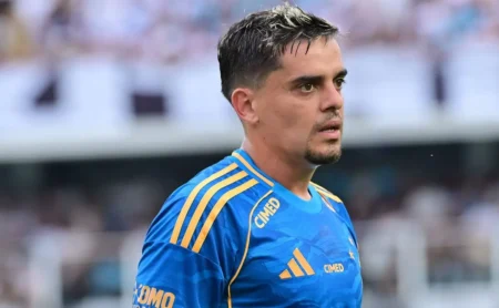 Cruzeiro espera resposta de Tite e definirá futuro de Fagner em reunião.