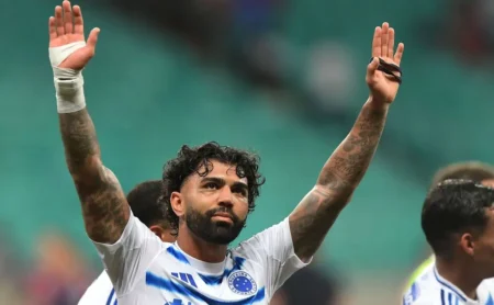 Cruzeiro oferece R$ 750 mil por salário de Gabigol, enquanto Santos negocia empréstimo
