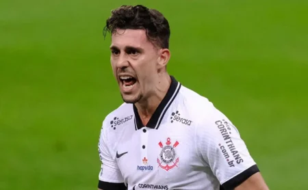 Danilo Avelar comenta sobre episódio de racismo no Corinthians: “Eu não sabia”