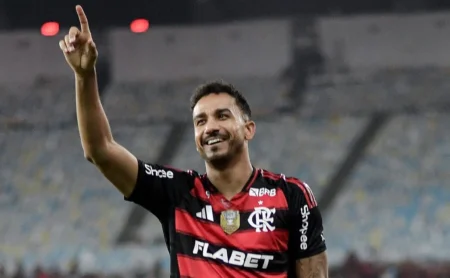 Danilo exalta Rodrigo Caio, herói do Flamengo, após treinos de bola parada