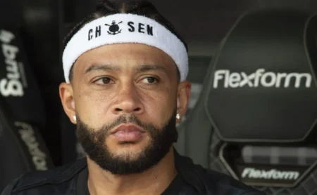 Denílson critica lance polêmico de Memphis Depay e o VAR no Brasil: “Absurdo” Denílson critica lance polêmico de Memphis Depay e o VAR no Brasil: “Absurdo”