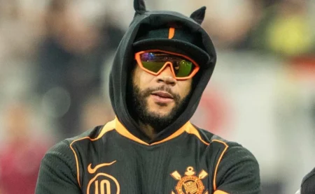 Depay afasta rumores de saída do Corinthians e Liverpool demonstra interesse.