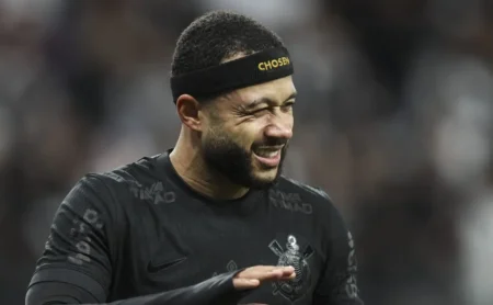 Depay busca a primeira vitória sobre Coutinho em Corinthians x Vasco