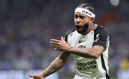 Depay demonstra insatisfação ao ser substituído por Dorival Júnior em Corinthians x Vasco Depay demonstra insatisfação ao ser substituído por Dorival Júnior em Corinthians x Vasco