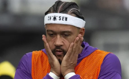 Depay revela problemas no Corinthians e vice-presidente nega vazamento de contrato