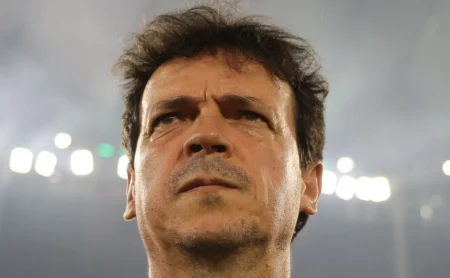 Diniz aposta em Rayan e Coutinho, muda esquema, mas Corinthians neutraliza e conquista o título Diniz aposta em Rayan e Coutinho, muda esquema, mas Corinthians neutraliza e conquista o título