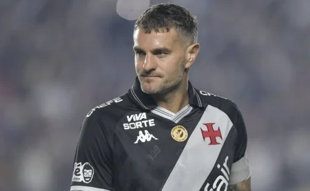 Diniz relata conflito com Vegetti e expõe atitude do atacante nos bastidores do Vasco Diniz relata conflito com Vegetti e expõe atitude do atacante nos bastidores do Vasco