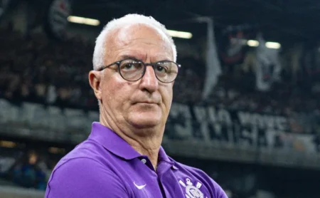 Dorival Júnior reage e fala sobre o desempenho do Corinthians em mata-mata: “Não tem” Dorival Júnior reage e fala sobre o desempenho do Corinthians em mata-mata: “Não tem”