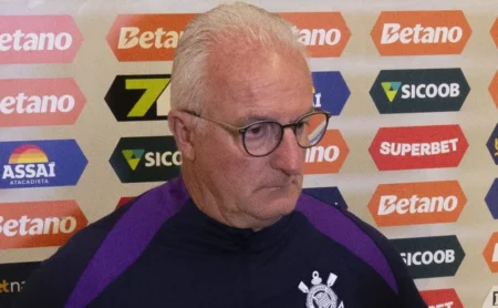 Dorival reconhece falhas do Corinthians, mas mantém confiança no jogo de volta: “Ainda há esperança” Dorival reconhece falhas do Corinthians, mas mantém confiança no jogo de volta: “Ainda há esperança”