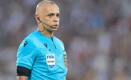 Erro de Wilton Pereira Sampaio em lance de Bidon é criticado pela torcida do Corinthians