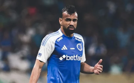 Fabrício Bruno se perde na área e compromete gol do Corinthians contra o Cruzeiro Fabrício Bruno se perde na área e compromete gol do Corinthians contra o Cruzeiro