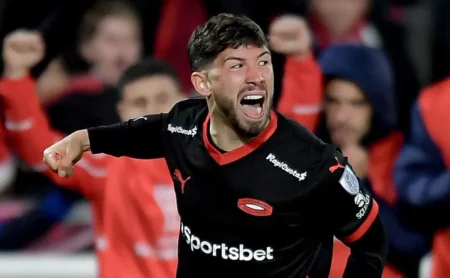 Felipe Loyola, alvo do Santos, tem 14 participações em gols pelo Independiente na temporada Felipe Loyola, alvo do Santos, tem 14 participações em gols pelo Independiente na temporada