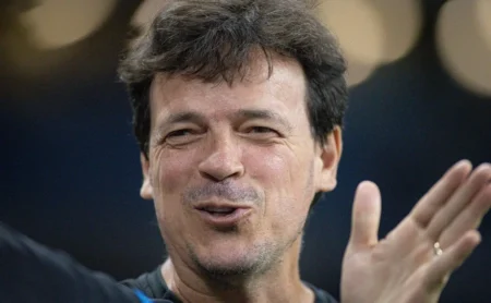 Fernando Diniz solicita Bernabei e lista de reforços para 2026