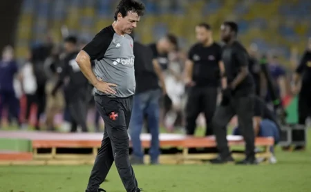 Fernando Diniz analisa desempenho de Robert Renan em Vasco x Corinthians: “Estaria no Barcelona” Fernando Diniz analisa desempenho de Robert Renan em Vasco x Corinthians: “Estaria no Barcelona”