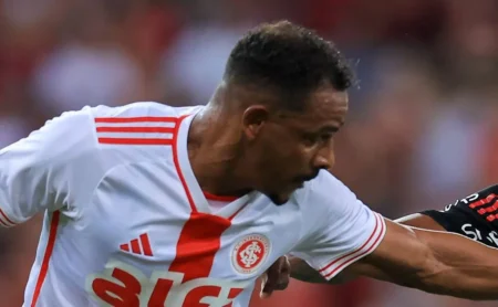 Fernando mantém planos de seguir jogando e não deve ir para o Inter