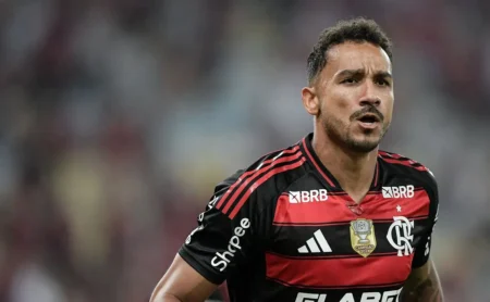 Filho de Danilo declara torcida pelo Fluminense em entrevista e diverte público