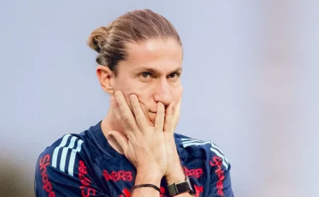 Filipe Luís surge em centro de treinamento europeu durante negociação com o Flamengo