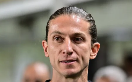 Filipe Luís: renovação em impasse e análise da Flamengo TV expõe preocupação Filipe Luís: renovação em impasse e análise da Flamengo TV expõe preocupação