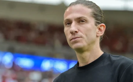 Filipe Luís supera Dorival Júnior e entra no ranking dos técnicos mais bem pagos do país