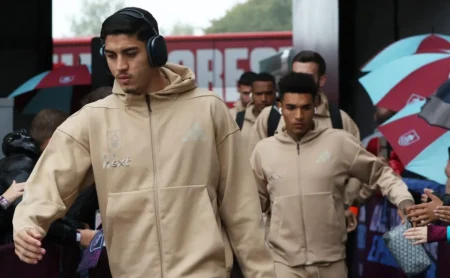 Flamengo acerta com ex-Botafogo do Nottingham Forest e busca empréstimo de Jair