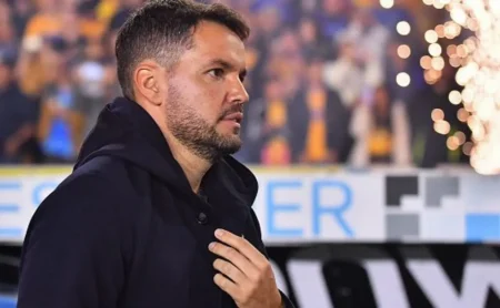 Flamengo enfrenta Cruz Azul fragilizado e torcida rival comemora: “Fora, Larcamón”