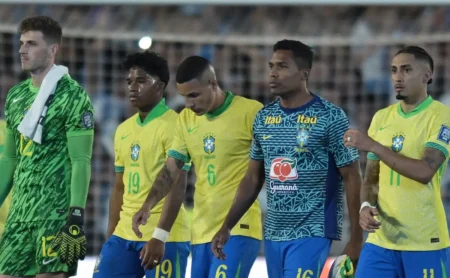 Flamengo estuda reforço no gol, mas negociações com Bento são improváveis, afirma staff