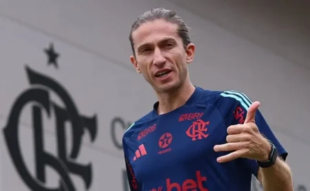 Flamengo pausa reforços e aposta em Filipe Luís para planejar 2026