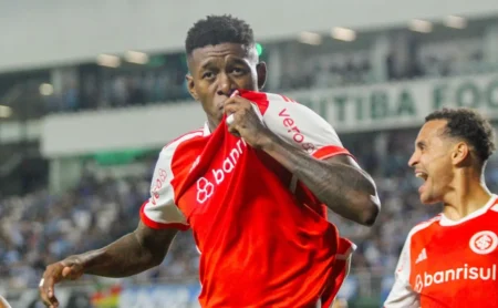 Flamengo supera o Cruzeiro e avança na negociação por Vitão após aceitação do Internacional Flamengo supera o Cruzeiro e avança na negociação por Vitão após aceitação do Internacional