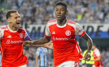 Flamengo topa arcar com R$ 800 mil de salário para contratar zagueiro de rival; Vitão é prioridade Flamengo topa arcar com R$ 800 mil de salário para contratar zagueiro de rival; Vitão é prioridade