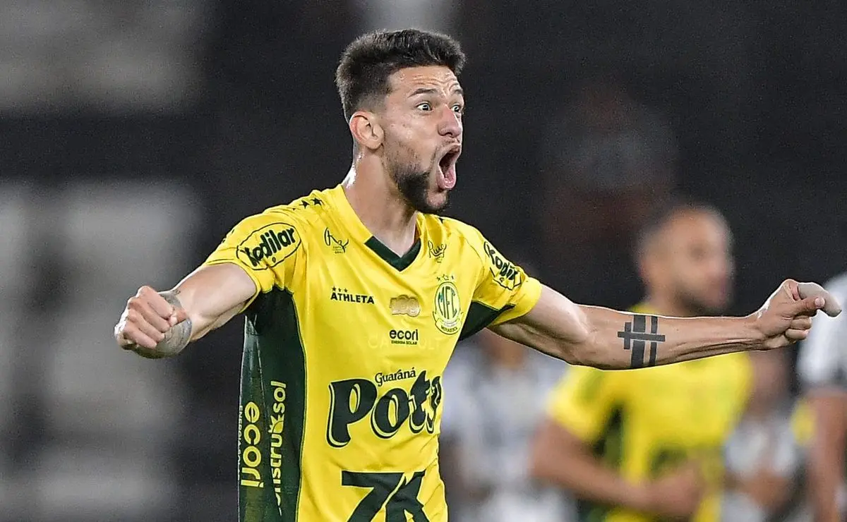 Fluminense de olho em Rodrigo Becão, do Fenerbahçe, após sondagem inicial.