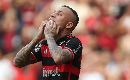 Fluminense disputa com Grêmio a contratação de Everton Cebolinha para 2026