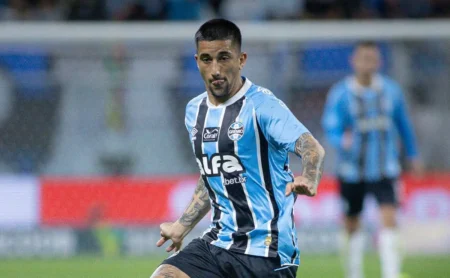 Foto de Kike Olivera com camisa do Nacional-URU vaza e irrita direção do Grêmio