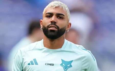 Gabigol rebate Palmeiras e critica gramado sintético: “É perigoso”