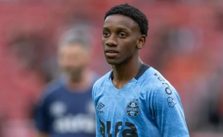 Gabriel Mec busca mais espaço no Grêmio com Luís Castro