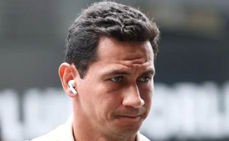 Ganso expressa surpresa com a saída de Thiago Silva do Fluminense e lamenta a decisão do zagueiro. Ganso expressa surpresa com a saída de Thiago Silva do Fluminense e lamenta a decisão do zagueiro.