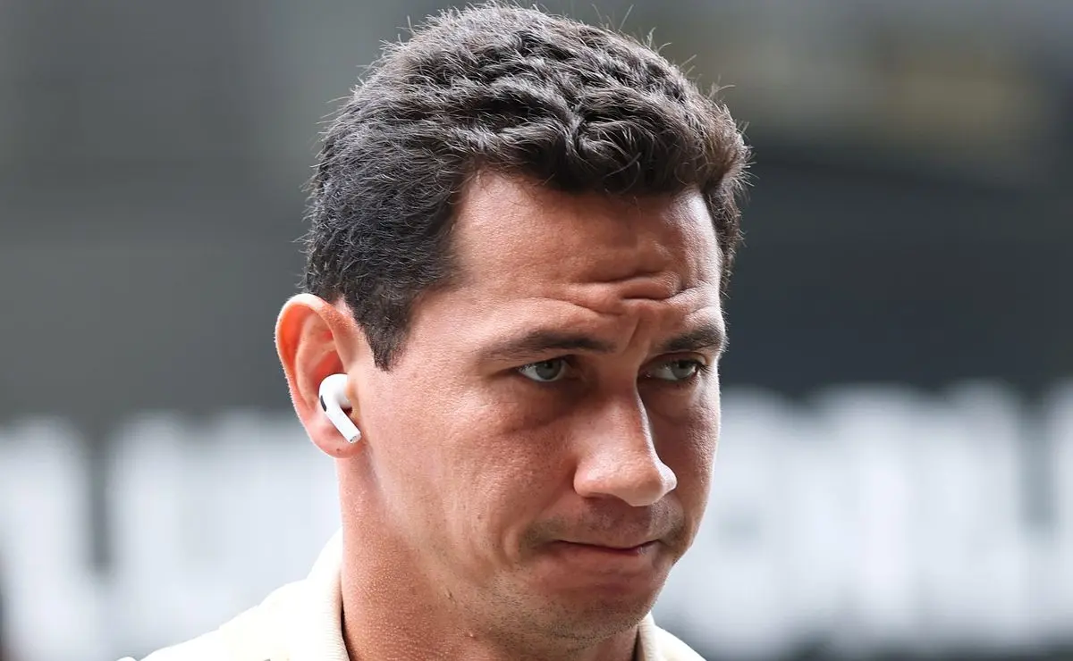 Ganso expressa surpresa com a saída de Thiago Silva do Fluminense e lamenta a decisão do zagueiro. Ganso expressa surpresa com a saída de Thiago Silva do Fluminense e lamenta a decisão do zagueiro.