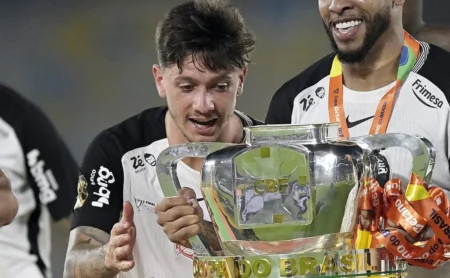 Garro revela conversa franca com Dorival sobre a reserva no Corinthians: “Ele foi leal”