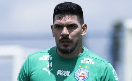 Goleiro João Paulo enfrenta novo problema e negócio com o Bahia se complica Goleiro João Paulo enfrenta novo problema e negócio com o Bahia se complica
