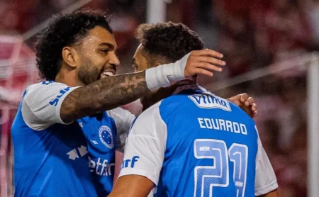 Grêmio avalia proposta por Eduardo, ex-Botafogo e Cruzeiro, e decide não avançar.