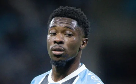 Grêmio avalia sondagens por titular e possível saída de Amuzu