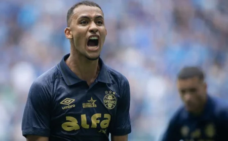 Grêmio rejeita oferta estrangeira e insiste por André Henrique